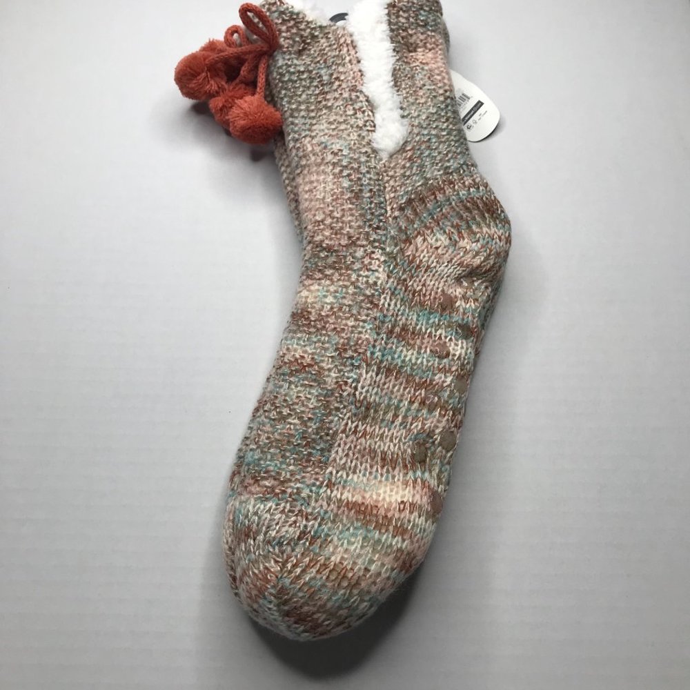Secret Treasures Women's No Slip Slipper Sock Beige W/Tassels Size 4-10 New - Picture 2 of 5